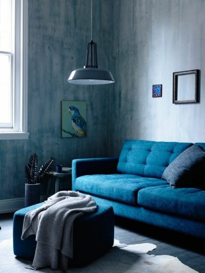couleur-complémentaire-du-bleu-canapé-bleu-mur-couleur-peinture-bleu-meubles-de-salon