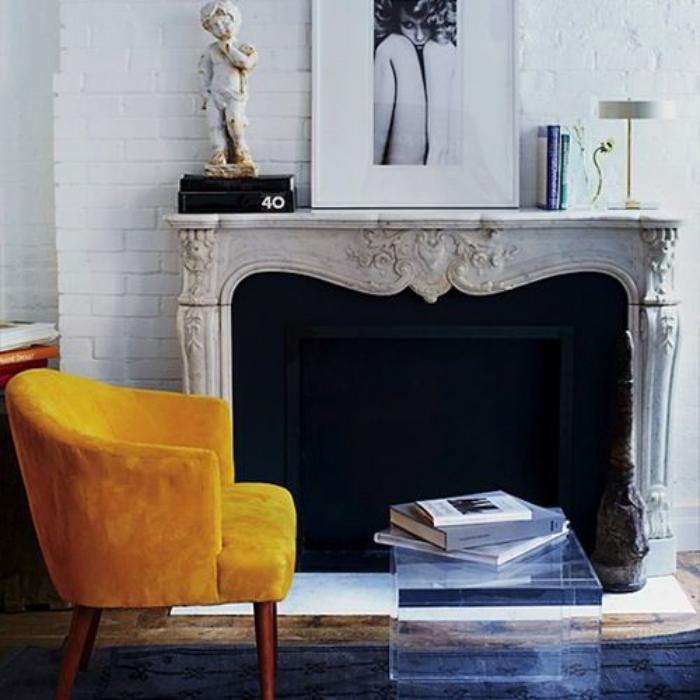 couleur-ocre-chaise-vintage-belle-cheminée-murale