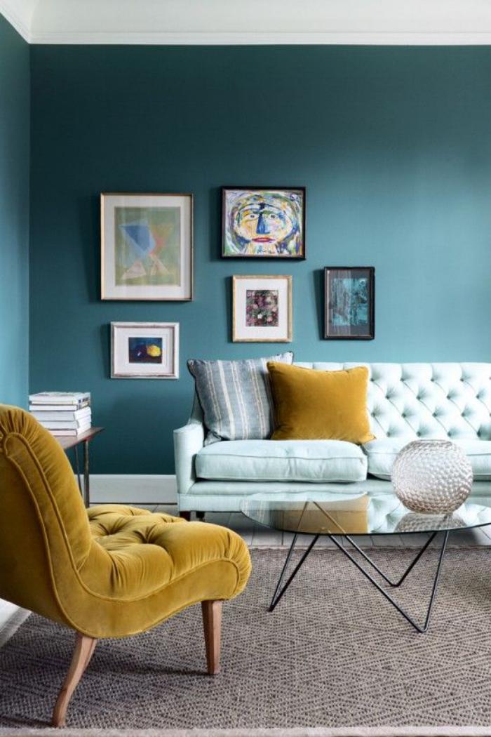 couleur-ocre-peinture-murale-bleue-et-fauteuil-moutarde