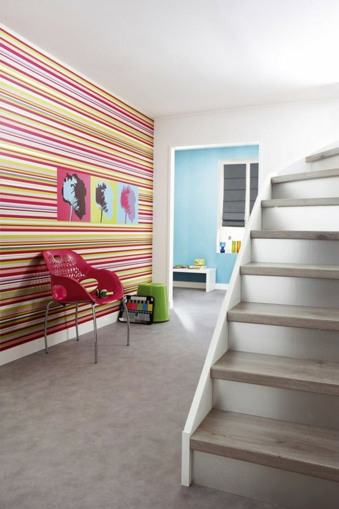 couloir-chic-avec-papier-peint-pour-coloir-coloré-idee-en-photos-chic-sol-en-lino-gris