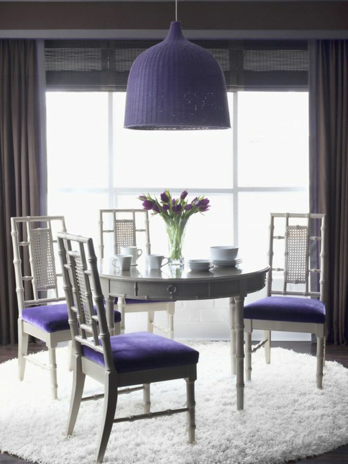 cuisine-grise-chaises-violettes-comment-associer-prune-couleur-dans-l-interieur