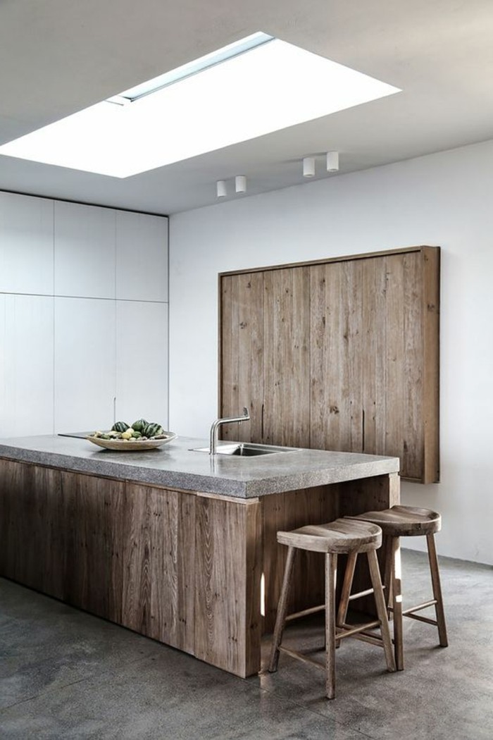 cuisine-moderne-beton-decoratif-plan-de-travail-béton-cire-meubles-en-bois-foncé-plafond-blanc
