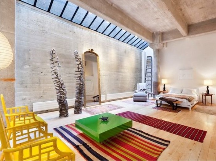 demeure-contemporaine-avec-verrier-toit-tapis-coloré-lit-double-sol-en-bois-clair