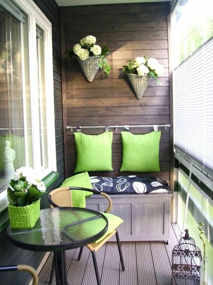 design-extérieur-décorer-sa-terrasse-aménager-un-petit-balcon-balcons-fleuris-une-idée-en-vert