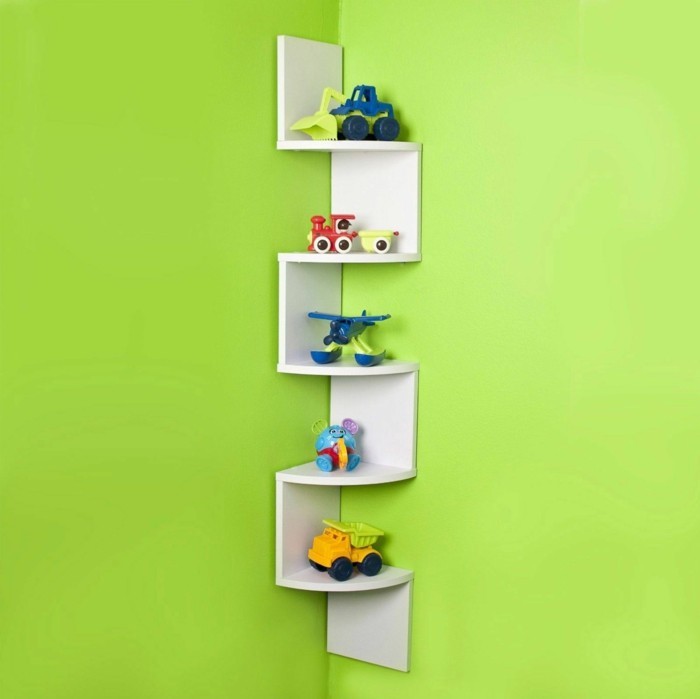 etagere-murale-design-en-bois-blanc-pour-la-chambre-d-enfant-avec-murs-verts