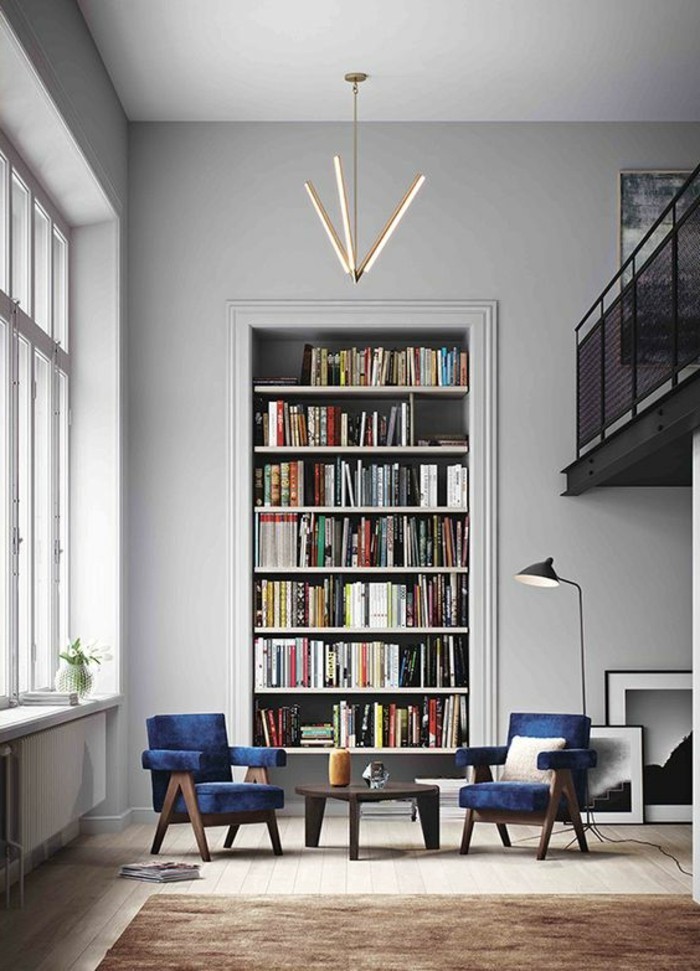 etagere-murale-gris-pour-le-salon-chic-avec-plafond-haut-chaises-bleues-tapis-marron