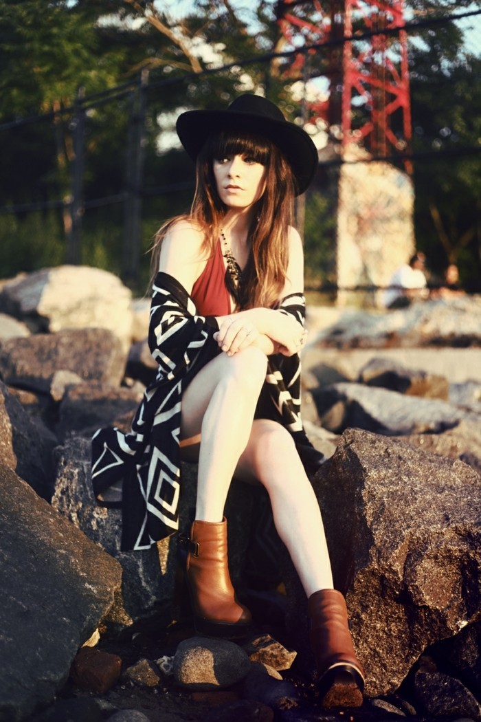 hippie-chic-robe-boheme-cool-idée-tenue-de-jour-moderne-en-tendance-les-bottes-brunes