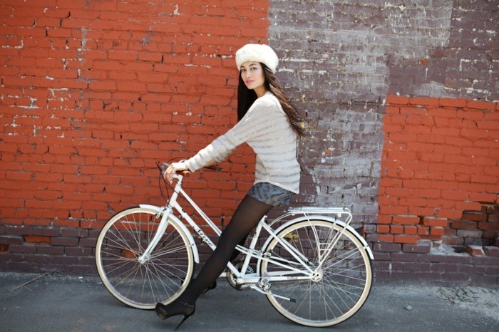 hiver-formidable-vélo-de-ville-femme-à-prendre-la-route-cool-idée-fleur
