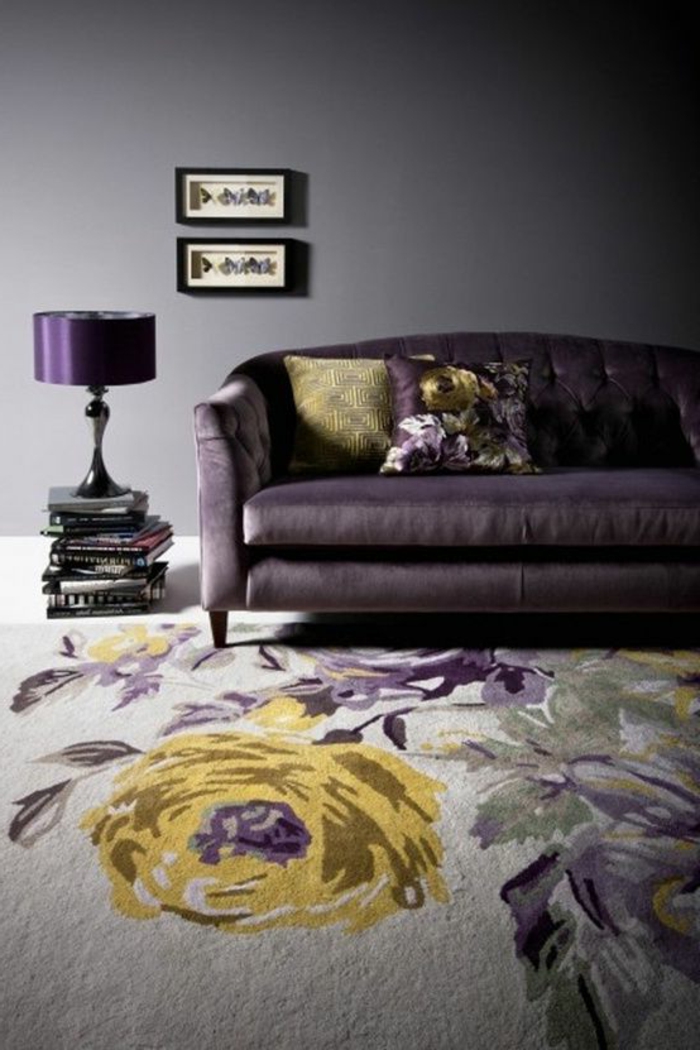 idee-couleur-salon-nuancier-violet-meubles-tapis-colre-murs-gris