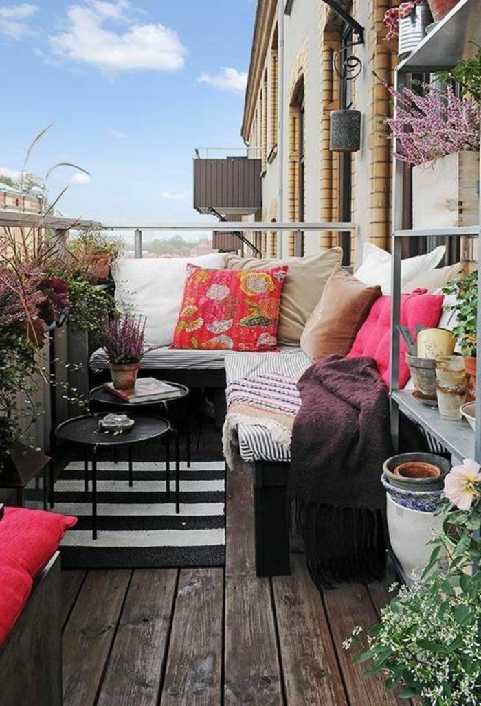 idee-deco-balcon-comment-fleurir-son-balcon-sol-en-planchers-en-bois-foncé