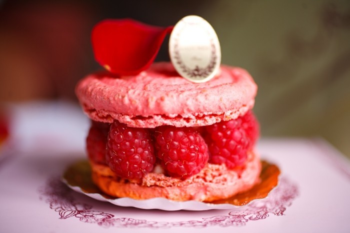 idée-conservation-macarons-ladurée-dessert-français-cool-cadeau-extraordinaire-aux-framboises