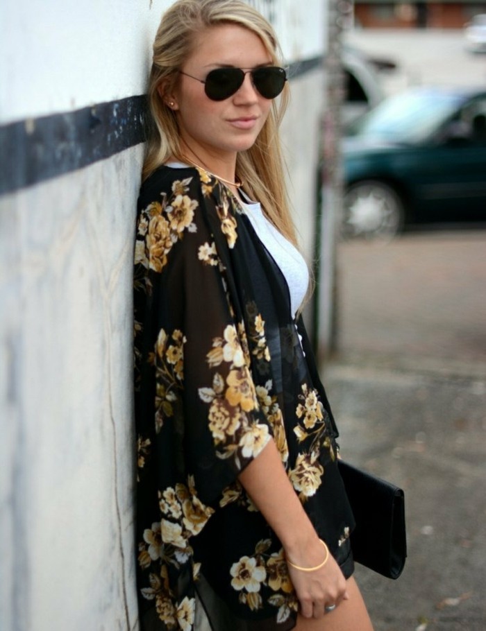 idée-veste-de-kimono-perfecto-femme-cool-idée-pour-s-habiller-bien-fleurie-veste