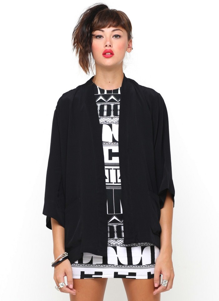 idée-veste-de-kimono-perfecto-femme-cool-idée-pour-s-habiller-bien-noir-et-blanc