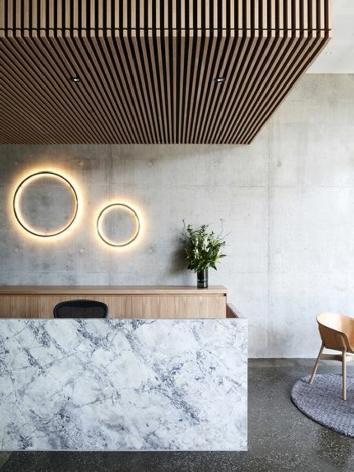 interieur-en-beton-decoratif-plan-de-travail-béton-ciré-béton-décoratif-sol-gris-murs-beiges