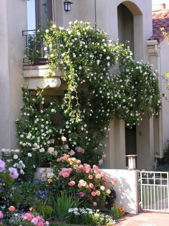 jardinière-à-suspendre-paysagiste-terrasse-aménager-son-terrasse-idee-deco-balcon-romantique