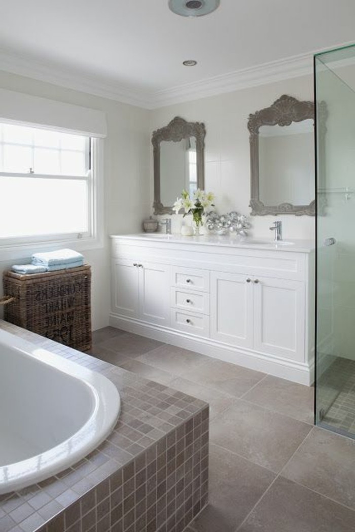 joli-armoire-de-toilette-ikea-en-bois-design-classique-salle-de-bain-sol-carrelage-beige-baignoire-blanche
