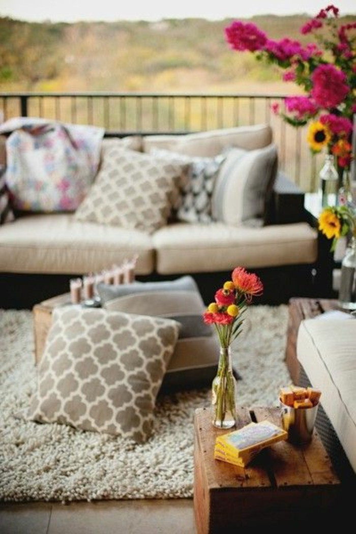 joli-balcon-avec-meubles-beiges-et-beuacoup-de-fleurs-colores-d-exterieur-meubles-balcon-pas-cher