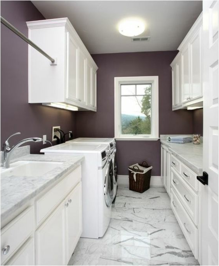 jolie-cuisine-blancher-avec-murs-nuancier-violet-sol-marbre-meubles-en-bois-blanc