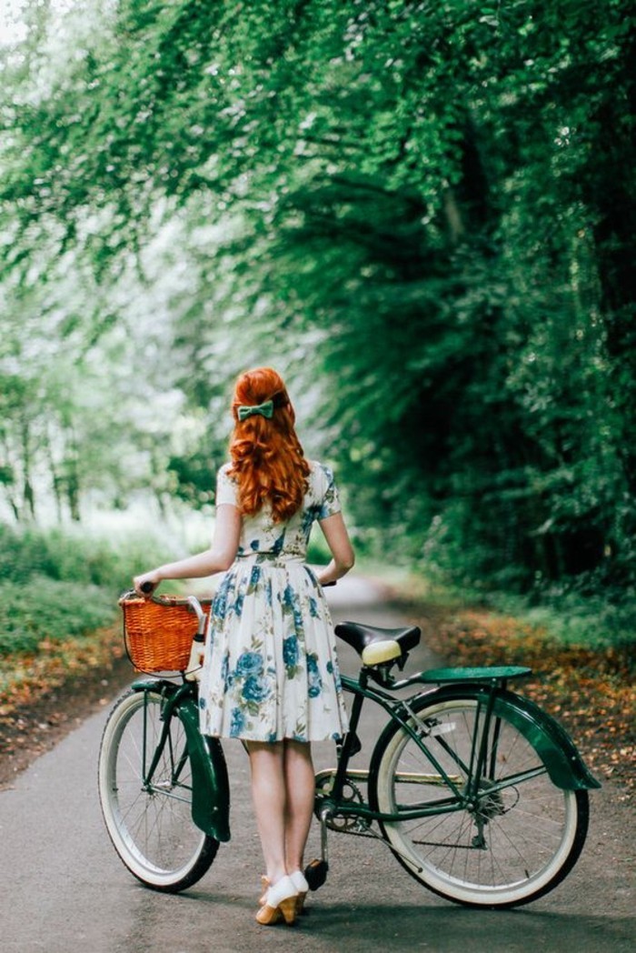 jolie-fille-style-vintage-robe-fleurie-vélos-vintage-le-vintage-vélo-que-vous-allez-aimer-nostalgie