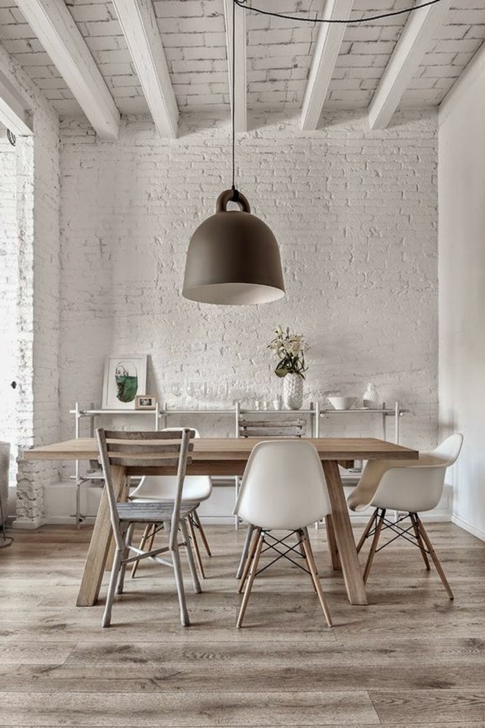 jolie-table-à-manger-design-en-bois-chaises-en-plastique-beige-autour-de-la-table
