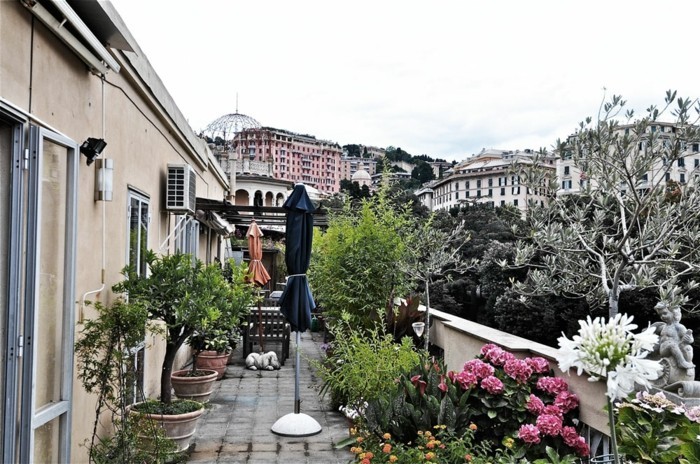 l-aménagement-extérieur-terrasse-tapis-pour-balcon-idee-terasse-ville-jolie