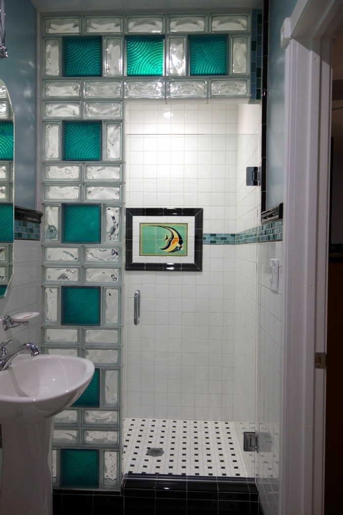 la-salle-de-bains-en-bleu-pavés-de-verre-briques-pas-standard-resized