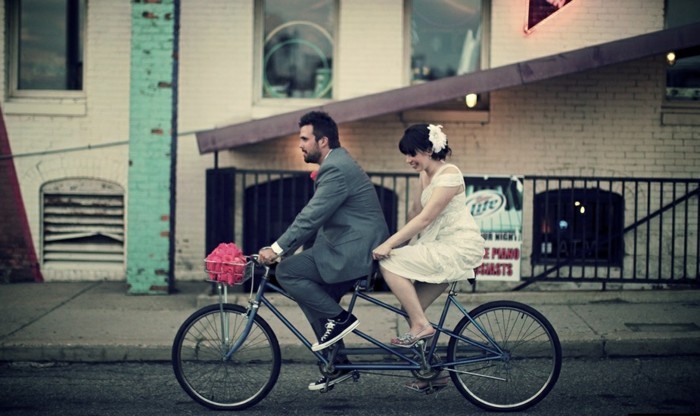 le-vélo-ville-femme-cool-idée-quoi-choisir-pour-velo-inspiration-mariage