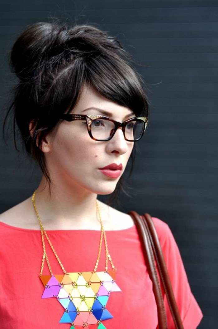 lunette-de-vue-sans-correction-lunettes-pas-chères-femme-moderne-robe-rouge