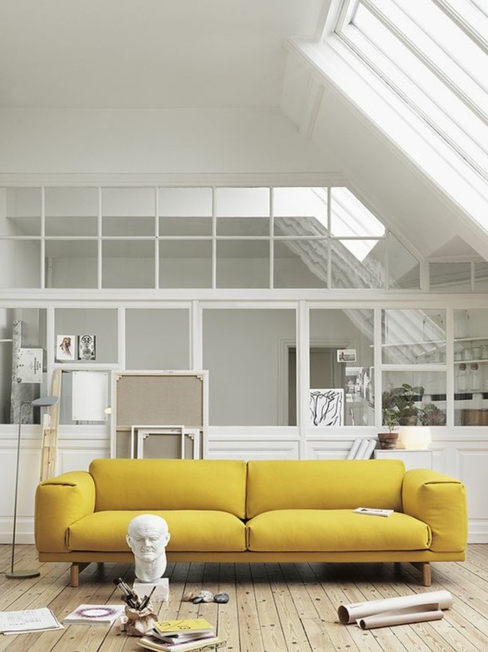magnifique-canape-jaune-pour-le-salon-assortir-les-couleurs-d-intérieur-sol-en-planchers