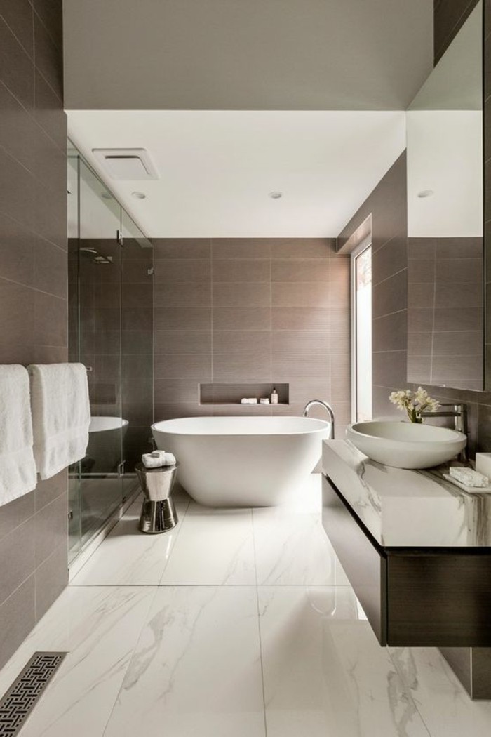 magnifique-salle-de-bain-design-chic-blanc-marron-carrelage-salle-de-bainportes-serviettes-murales-salle-de-bain