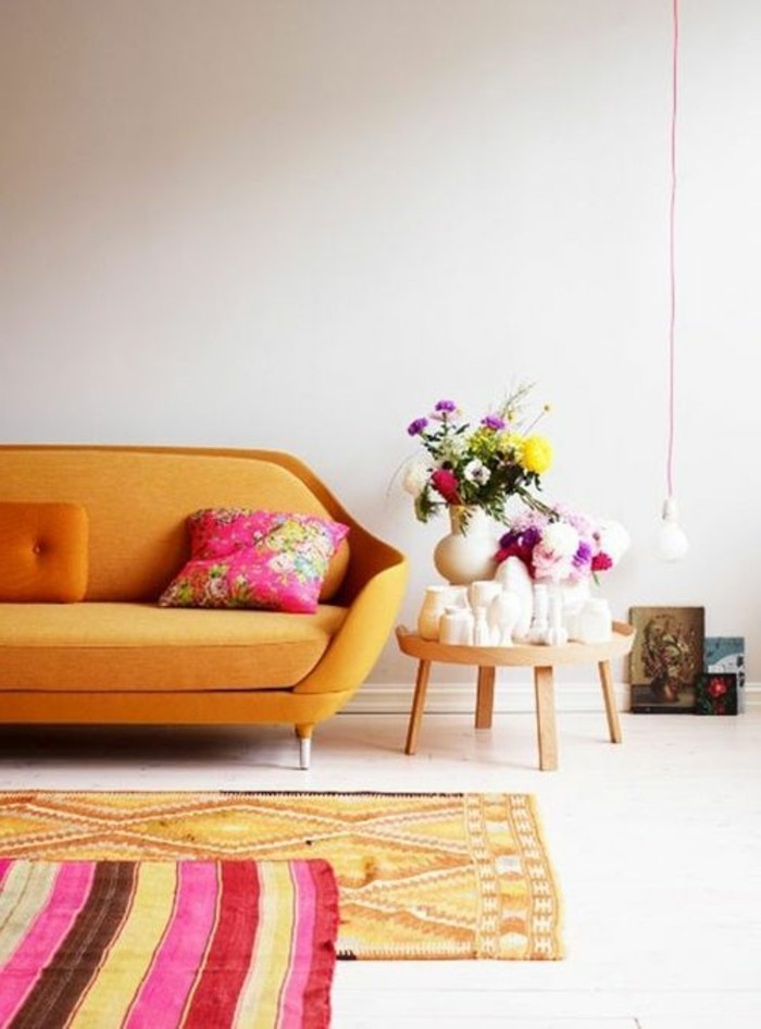 magnifique-salon-avec-beaucoup-de-couleurs-orange-fleurs-canpé-orange-murs-beiges