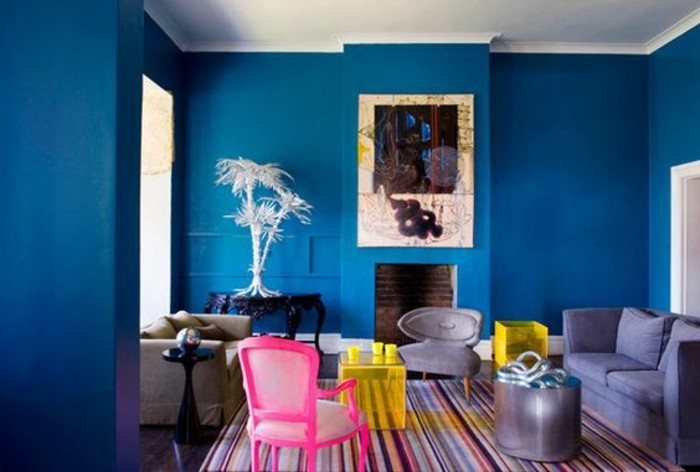 magnifique-salon-coloré-murs-bleus-tapis-coloré-chaises-colorés-assortir-les-couleurs-d-intérieur-dans-le-salon