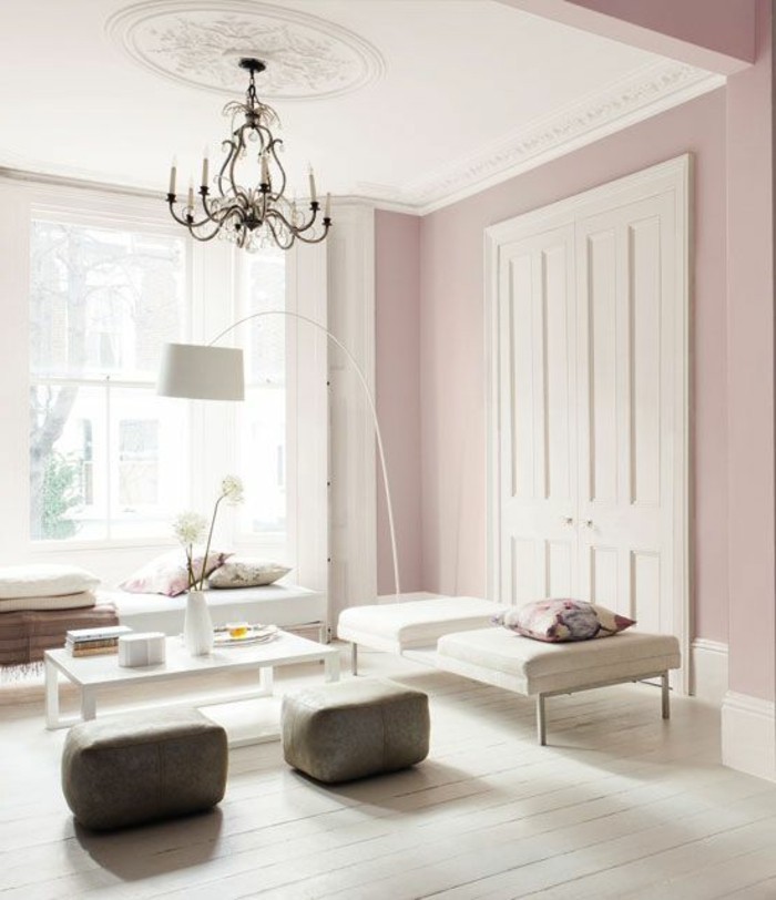 magnifique-salon-de-style-baroque-lustre-en-fer-forgé-sol-en-planchers-blancs