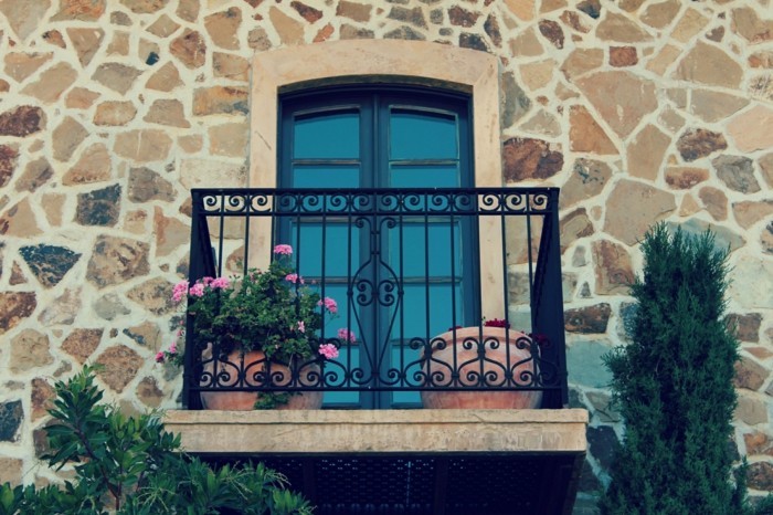 merveilleuse-decorer-un-balcon-aménagement-de-balcon-cool-idées-aménager-une-façade-italienne