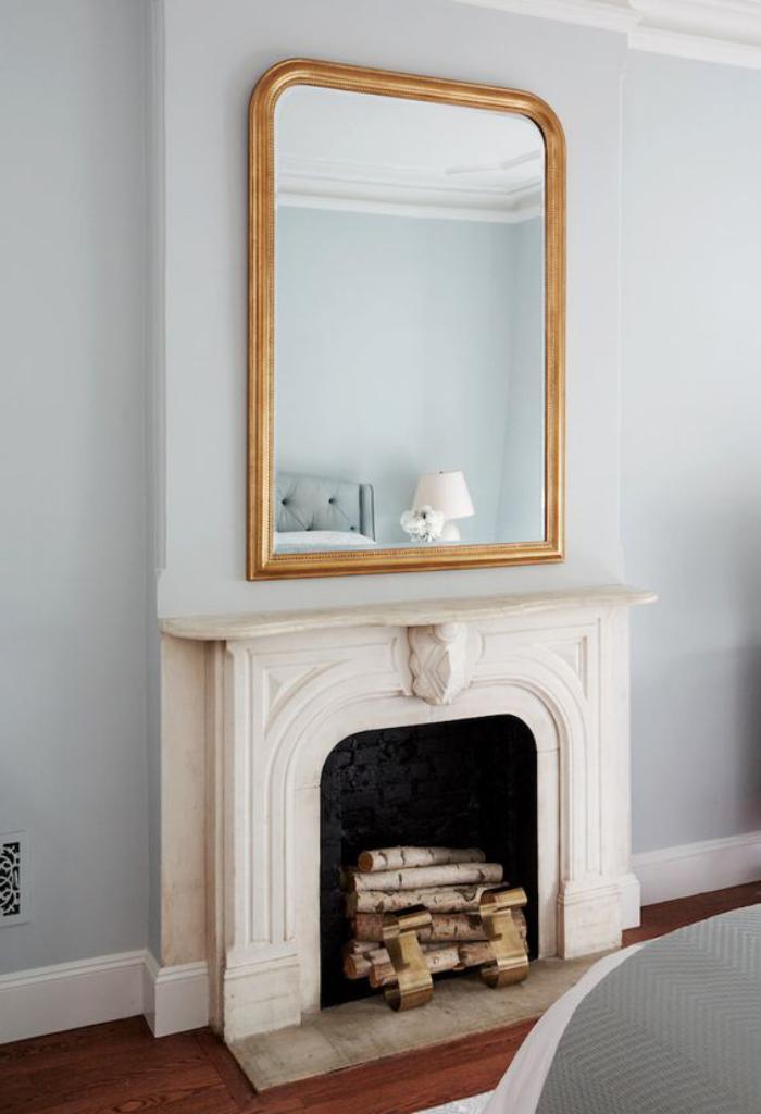 miroir-doré-au-desus-d'une-cheminée-décorative