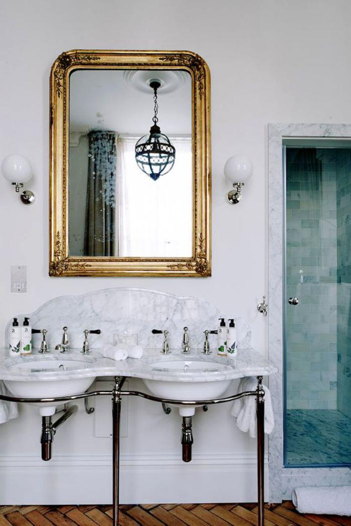 miroir-doré-dans-une-salle-de-bains-blanche