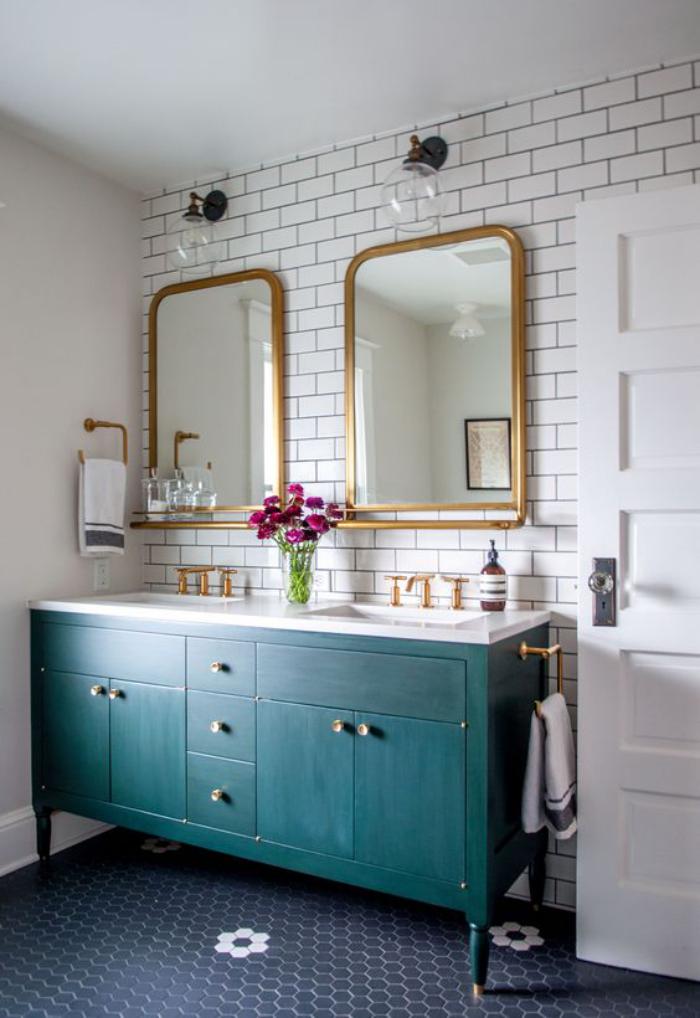 miroir-doré-deux-miroirs-dorés-dans-une-salle-de-bains-déco