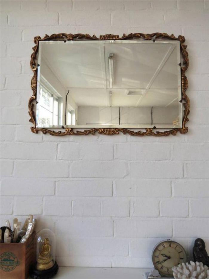 miroir-doré-encadrement-ornementé-pour-un-miroir-mural