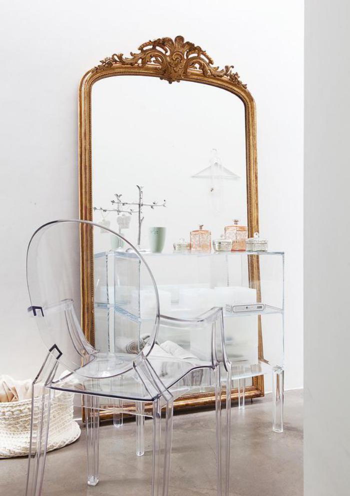 miroir-doré-grande-taille-et-chaises-acryliques