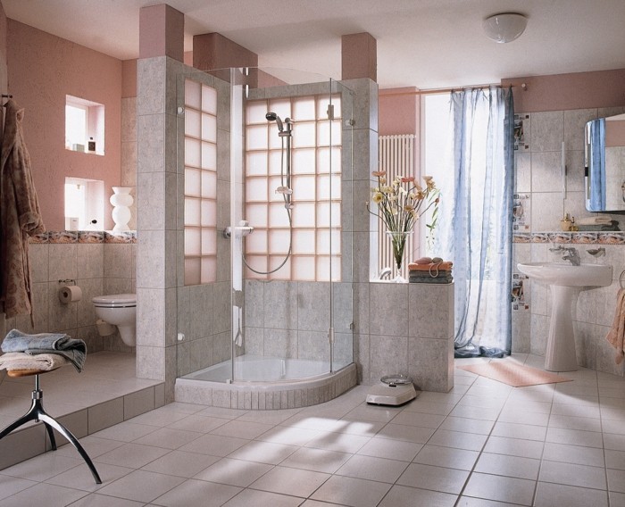 moderne-salle-de-bains-pavé-de-verre-deco-mur-modernit-resized