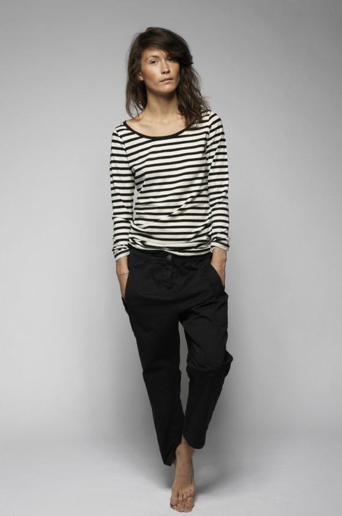 pantalon-pince-femme-couleur-noir-blouse-aux-rayues-blancs-noirs-femme-mode-tendances