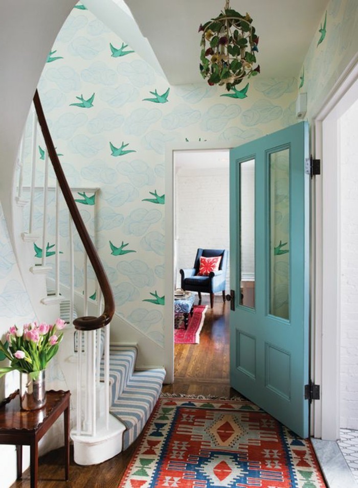 papier-peint-couloir-papier-peint-tendance-chemin-d-escalier-tapis-de-coulour-porte-bleue