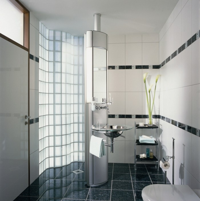 pavé-verre-salle-de-bain-moderne-en-noir-et-blanc-resized