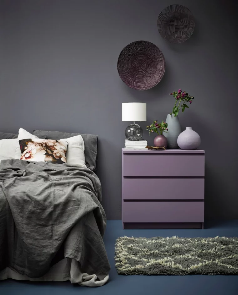 peinture chambre adulte couleur gris meuble chevet violet