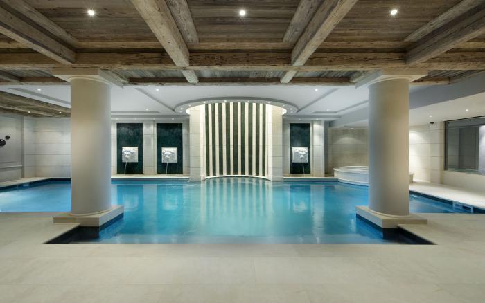 piscine-intérieure-chalet-de-luxe-avec-belle-piscine