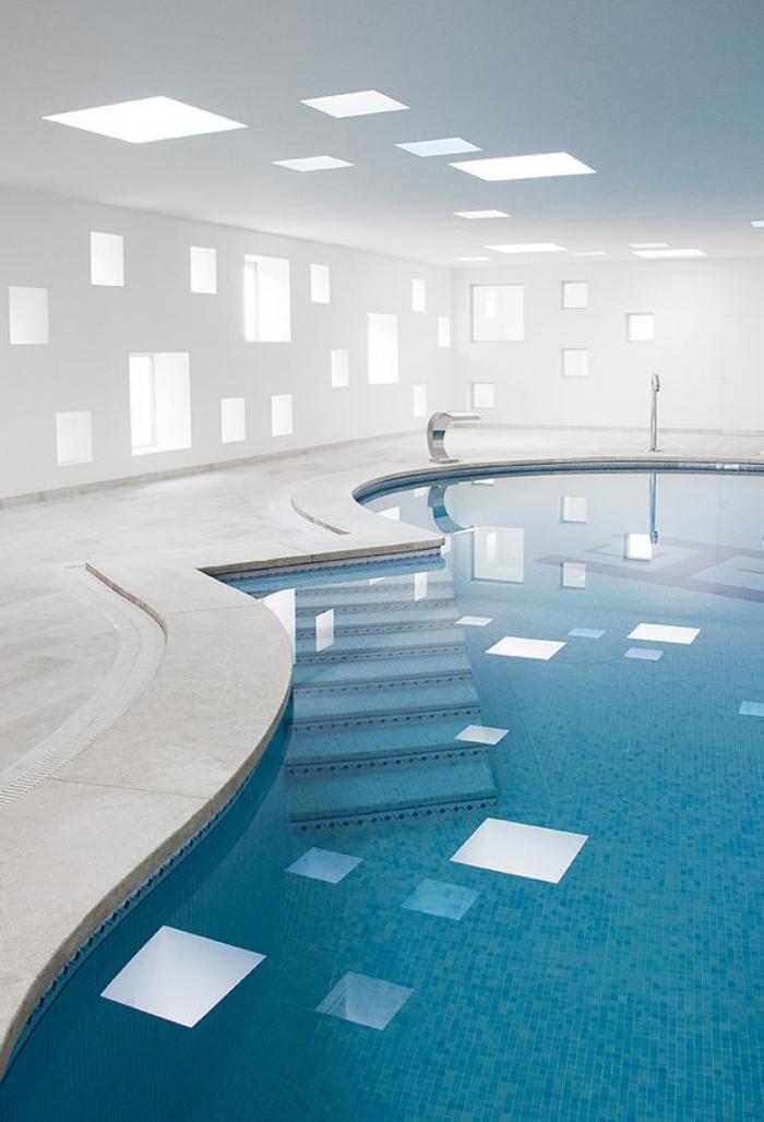piscine-intérieure-forme-originale-ambiance-blanche