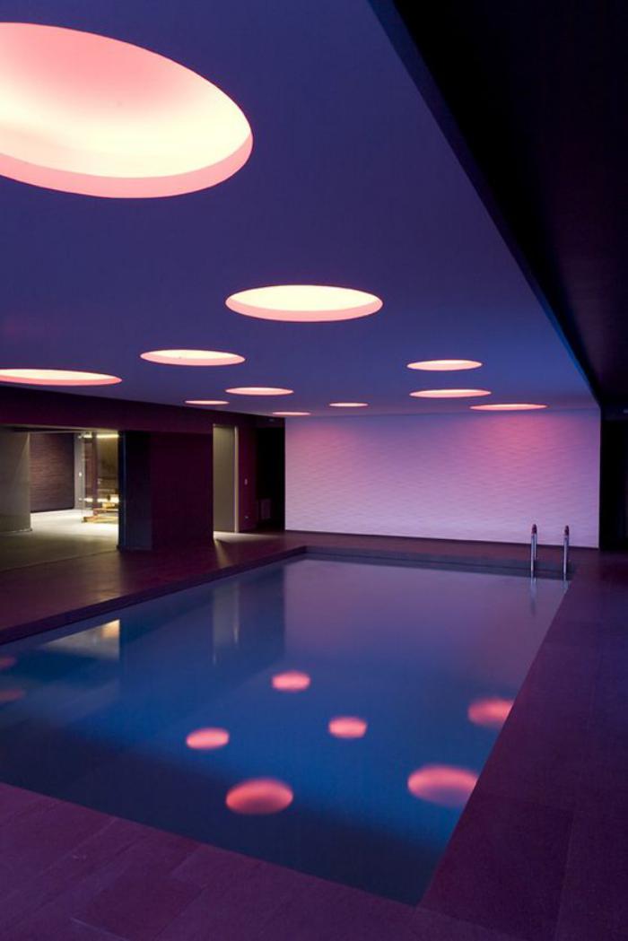 piscine-intérieure-piscine-fantastique-avec-joli-éclairage