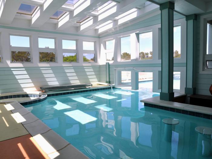 piscine-intérieure-moderne-intérieur-blanc-et-plusieurs-verrières-de-toit