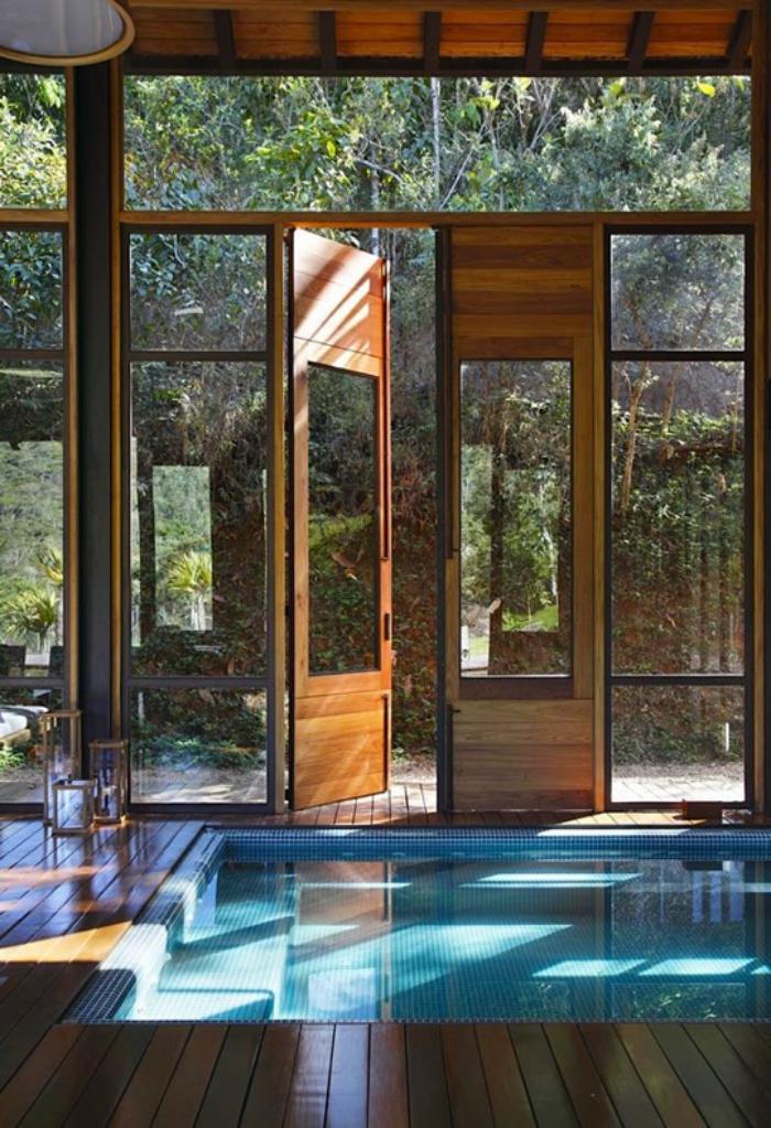 piscine-intérieure-originale-dans-une-villa