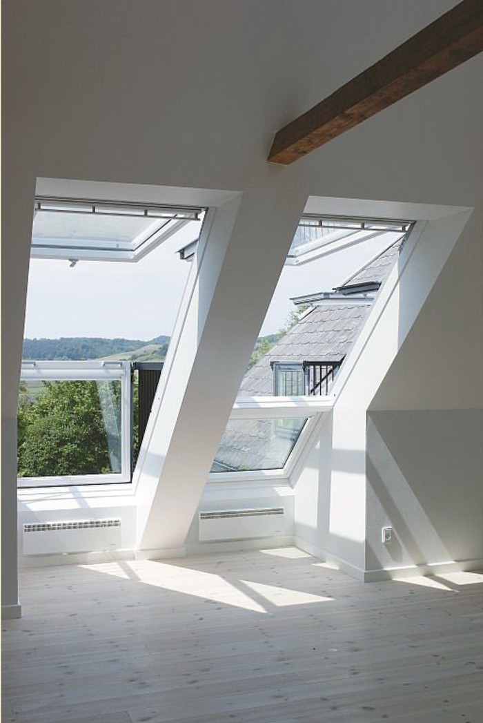plafond-sous-pente-avec-fenêtre-de-toit-velux-parquet-clair
